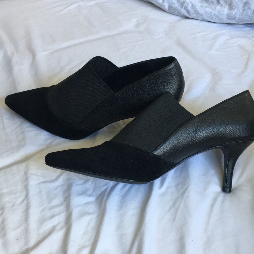 LOGO “Serena” black pumps.